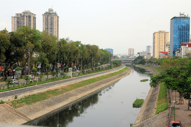Sông Tô Lịch bắt đầu được làm sạch, cư dân Thủ đô thoả mãn sự mong mỏi